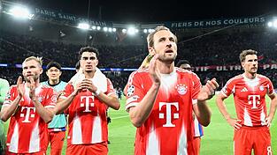 Besiegt, aber noch nicht geschlagen: Harry Kane (vorne) und Kollegen danken den mitgereisten Bayern-Fans f&uuml;r die Unterst&uuml;tzung im Parc des Princes.