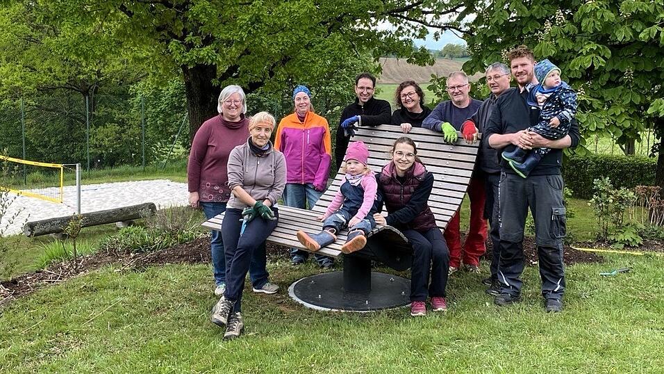Gemeinsam f&uuml;r ein sch&ouml;nes Panoramabad: Freiwillige richten zum &bdquo;Ehrentag 2026&ldquo; die Au&szlig;enanlagen her und platzieren das neue Waldsofa.