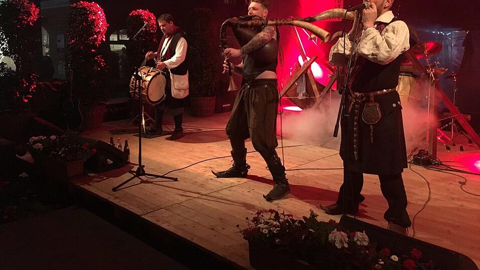 Der Straubinger Stadtplatz wird am Wochenende ganz in mittelalterliches Flair getaucht. Die schönsten Schnappschüsse haben wir für Sie zusammengestellt. Der Straubinger Stadtplatz wird am Wochenende ganz in mittelalterliches Flair getaucht. Die schönsten Schnappschüsse haben wir für Sie zusammengestellt.