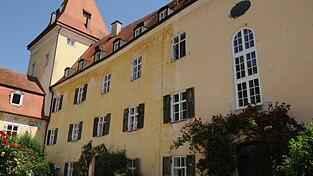 Mehrere Szenen aus 'Um Himmels Willen' spielen auf dem Schloss Niederaichbach. Es diente als Kulisse f&uuml;r das Kloster.