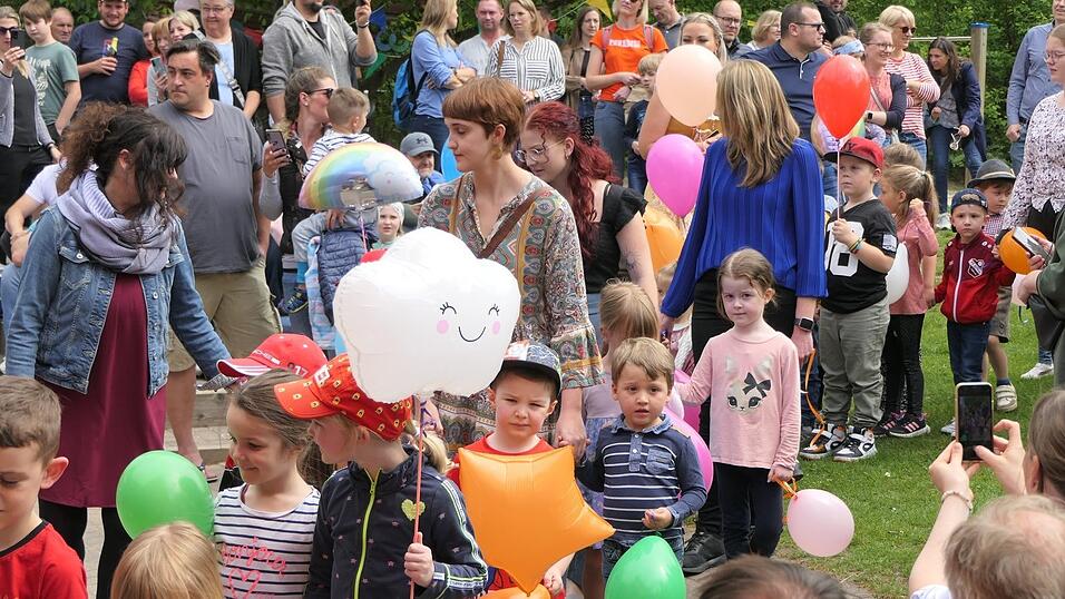 Einzug mit bunten Luftballons.
