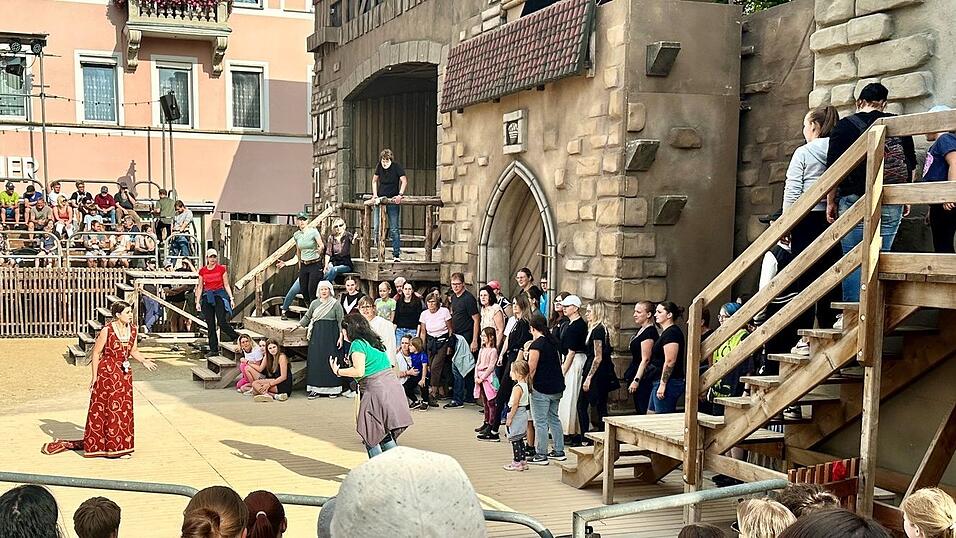 Ritterin Antonia Buschek bei der Probe am Sonntagnachmittag zusammen mit den Volkdarstellern ... Ritterin Antonia Buschek bei der Probe am Sonntagnachmittag zusammen mit den Volkdarstellern ...