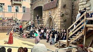 Ritterin Antonia Buschek bei der Probe am Sonntagnachmittag zusammen mit den Volkdarstellern ... Ritterin Antonia Buschek bei der Probe am Sonntagnachmittag zusammen mit den Volkdarstellern ...