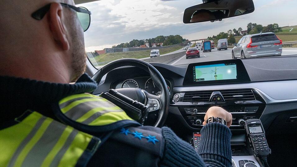 Ein Polizist verfolgt auf der A8 ein verdächtiges Fahrzeug.