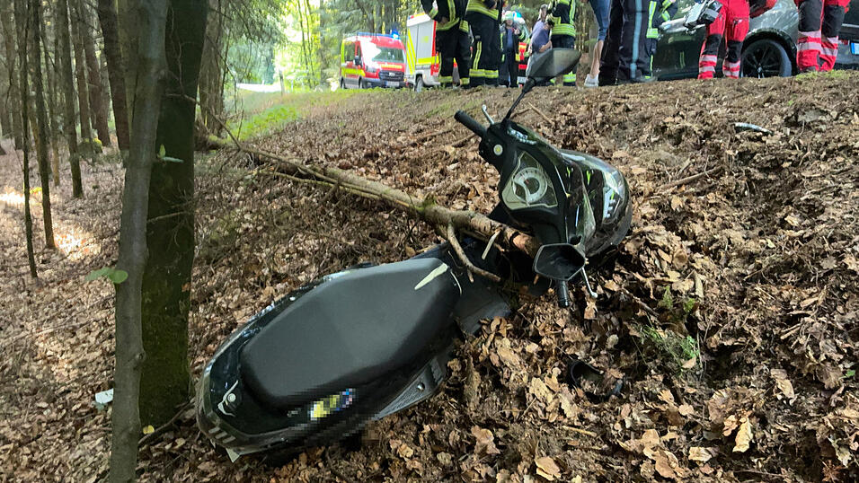 Der Roller des 74-Jährigen verklemmte sich unter einem Baum. Der Roller des 74-Jährigen verklemmte sich unter einem Baum.