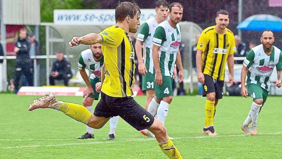 Mit seinen vier Toren hat Neuzugang Paul Grauschopf - hier beim Elfmeter in der Partie gegen Schalding - nicht unerheblichen Anteil daran, dass die DJK Vilzing nach drei Spieltagen die Regionalliga anführt. Mit seinen vier Toren hat Neuzugang Paul Grauschopf - hier beim Elfmeter in der Partie gegen Schalding - nicht unerheblichen Anteil daran, dass die DJK Vilzing nach drei Spieltagen die Regionalliga anführt.