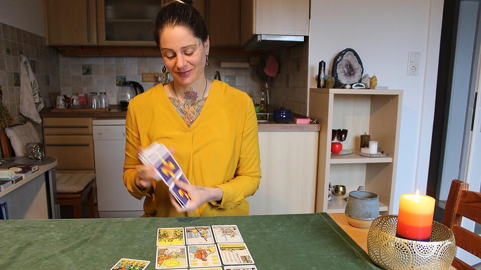Iris Bartl legt schon länger Karten - früher nur für Freunde und Bekannte, mittlerweile bietet sie es seit einem Jahr als Dienstleistung an. Iris Bartl legt schon länger Karten - früher nur für Freunde und Bekannte, mittlerweile bietet sie es seit einem Jahr als Dienstleistung an.