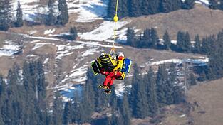 Zwei Fahrer mussten nach Stürzen im Super-G von Kitzbühel per Hubschrauber geborgen werden.