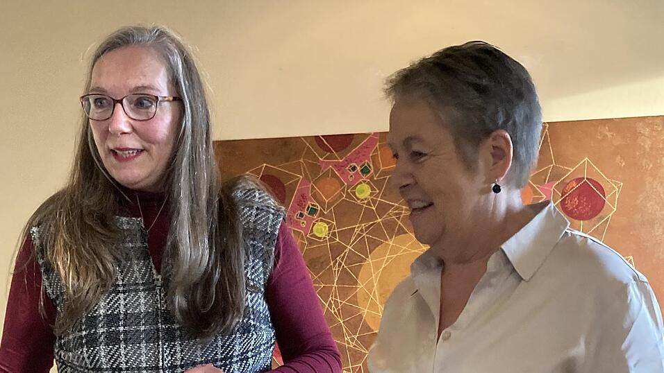 Malinda Dee McDonald (l.) ist eine vielseitige K&uuml;nstlerin (hier mit Beate Freitag).