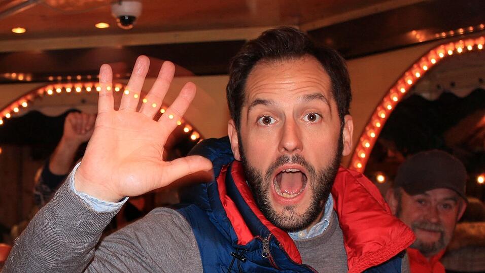 Die Landshuter haben am Freitagabend an der Weihnachtspyramide ausgelassen gefeiert. Die Landshuter haben am Freitagabend an der Weihnachtspyramide ausgelassen gefeiert.