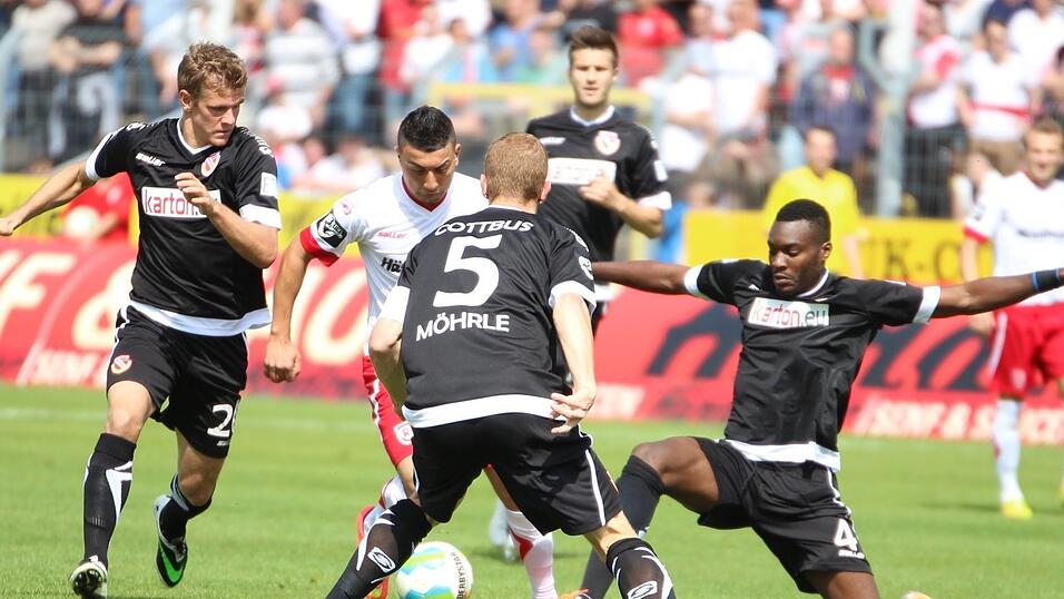 Der SSV Jahn Regensburg empfing am Samstagnachmittag den FC Energie Cottbus. (Foto: Fabian Ro&szlig;mann)