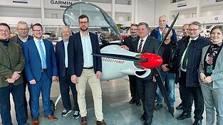 Das erste Elektro-Flugzeug - der Zweisitzer Elektra Trainer der Firma Elektra Solar, die in Bayern ihren Firmensitz hat - landete am Freitag auf dem Flugplatz Straubing-Wallmühle. Dem historischen Moment wohnten bei: Landrat Josef Laumer (2.v.l.), Florian Kindzorra (Geschäftsführer der Flugplatz Wallmühle GmbH, 5.v.l.), Staatsminister Christian Bernreiter (6.v.r.) und MdL Josef Zellmeier (2.v.r.). Das erste Elektro-Flugzeug - der Zweisitzer Elektra Trainer der Firma Elektra Solar, die in Bayern ihren Firmensitz hat - landete am Freitag auf dem Flugplatz Straubing-Wallmühle. Dem historischen Moment wohnten bei: Landrat Josef Laumer (2.v.l.), Florian Kindzorra (Geschäftsführer der Flugplatz Wallmühle GmbH, 5.v.l.), Staatsminister Christian Bernreiter (6.v.r.) und MdL Josef Zellmeier (2.v.r.).