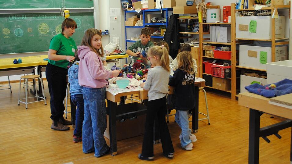 Im Werkraum wurden Planeten gefilzt.