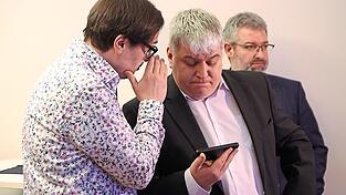 Unsicherer Blick auf die Zahlen: Die ersten Ergebnisse sahen Stefan Schmidt (Grüne) um 18 Uhr zunächst im Bundestag. Doch der Wahlsonntag sollte für ihn noch zum 'Gefühlsbad' werden, wie er am Montag erzählte.