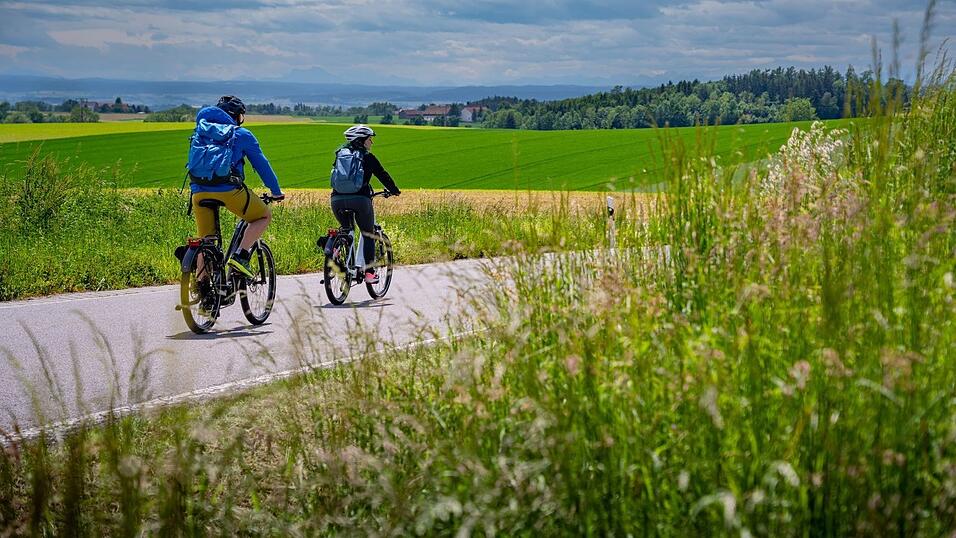Ob Fernradwege oder Time Trails - der Landkreis Landshut lädt zu ausgedehnten Radtouren ein. Ob Fernradwege oder Time Trails - der Landkreis Landshut lädt zu ausgedehnten Radtouren ein.