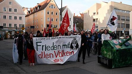Mit einer Panzerattrappe zogen 150 Regensburger bei einem Ostermarsch durch die Stadt - gegen Wehrdienst und Militarisierung.