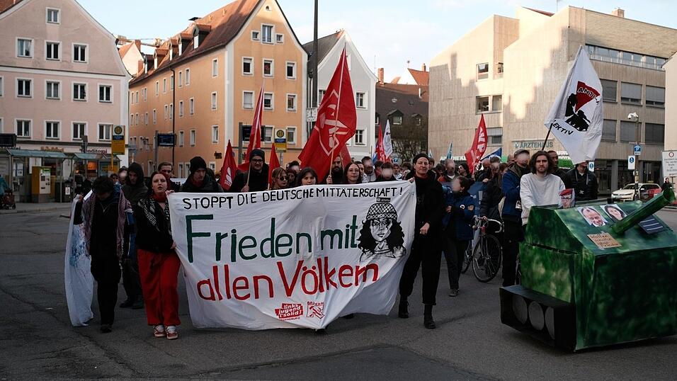 Mit einer Panzerattrappe zogen 150 Regensburger bei einem Ostermarsch durch die Stadt - gegen Wehrdienst und Militarisierung.