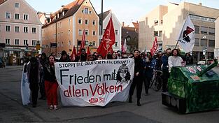 Mit einer Panzerattrappe zogen 150 Regensburger bei einem Ostermarsch durch die Stadt - gegen Wehrdienst und Militarisierung. Mit einer Panzerattrappe zogen 150 Regensburger bei einem Ostermarsch durch die Stadt - gegen Wehrdienst und Militarisierung.