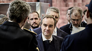 Der Französische Premierminister Sébastien Lecornu geht gegen Drogenkonsum unter den Regierungsbeamten vor. Kritiker sprechen von einem Eingriff in die Privatsphäre. Der Französische Premierminister Sébastien Lecornu geht gegen Drogenkonsum unter den Regierungsbeamten vor. Kritiker sprechen von einem Eingriff in die Privatsphäre.