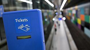 Wohl dem, der wei&szlig;, welches Ticket er f&uuml;r seine Fahrt in Bus und Bahn braucht. Ab 2027 soll in Bayern schrittweise eine Vereinfachung kommen. (Illustration)
