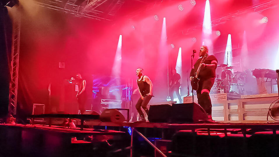 Die Rammstein-Coverband Stahlzeit begeisterte beim Campus Open Air Deggendorfer Fans. Die Rammstein-Coverband Stahlzeit begeisterte beim Campus Open Air Deggendorfer Fans.