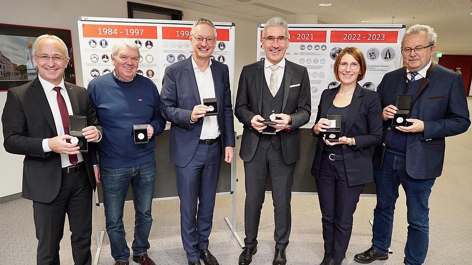 Der Historische Weihnachtstaler 2023 mit Motiven der Schlossbr&uuml;cke und der Bogener Eisenbahnbr&uuml;cke wurde k&uuml;rzlich der &Ouml;ffentlichkeit vorgestellt (von links) Robert Elsberger, Johannes M&uuml;ller, Markus Pannermayr, Walter Strohmaier, Andrea Probst und Josef Laumer.