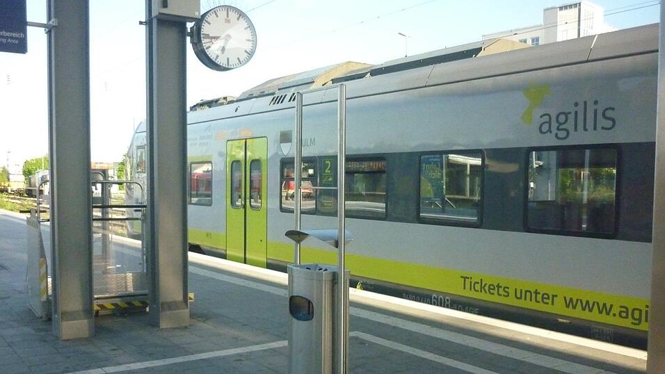 Hat ein Zug an einem Bahnhof einen längeren Aufenthalt, ist das Ein- und Aussteigen kein Problem. Bei einem raschen Fahrgastwechsel manchmal schon...