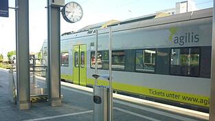Hat ein Zug an einem Bahnhof einen längeren Aufenthalt, ist das Ein- und Aussteigen kein Problem. Bei einem raschen Fahrgastwechsel manchmal schon...