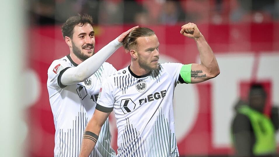 Jorrit Hendrix (r) ist eiskalt vor dem N&uuml;rnberger Tor.