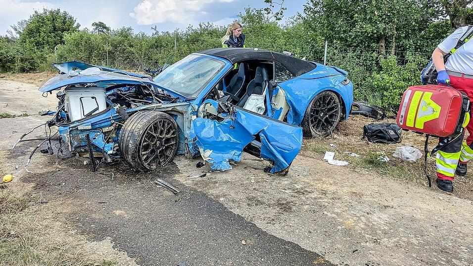 Das Porsche-Wrack steht an einem Feldweg. Das Porsche-Wrack steht an einem Feldweg.