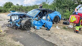 Das Porsche-Wrack steht an einem Feldweg. Das Porsche-Wrack steht an einem Feldweg.