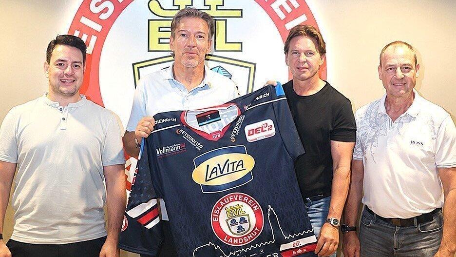 EVL-Gesch&auml;ftsf&uuml;hrer Ralf Hantschke (re.) und Max Brandl (li.) sowie Chefcoach Uwe Krupp (2. von li.) und Bernd Truntschka (2. von re.) haben die Partnerschaft festgezurrt.