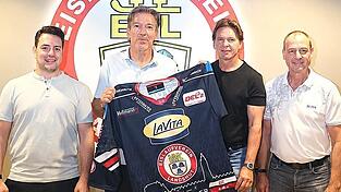 EVL-Geschäftsführer Ralf Hantschke (re.) und Max Brandl (li.) sowie Chefcoach Uwe Krupp (2. von li.) und Bernd Truntschka (2. von re.) präsentieren LaVita als neuen starken Partner der Niederbayern. EVL-Geschäftsführer Ralf Hantschke (re.) und Max Brandl (li.) sowie Chefcoach Uwe Krupp (2. von li.) und Bernd Truntschka (2. von re.) präsentieren LaVita als neuen starken Partner der Niederbayern.