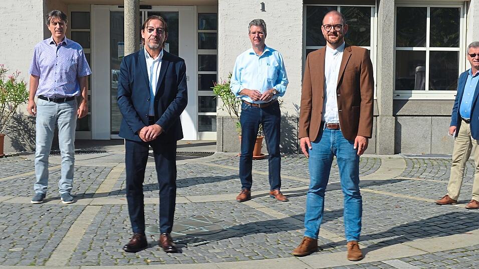 Der neue K&auml;mmerer der Stadt, Klaus Niedermeier (2. v. l.), wurde am Freitag vorgestellt. Mit dabei waren Personalratsvorsitzender Roland Pfauntsch (v. l.), B&uuml;rgermeister Hans Schmalhofer, der bisherige K&auml;mmerer Philipp Rausch und Gesch&auml;ftsleiter Josef Hofmeister.