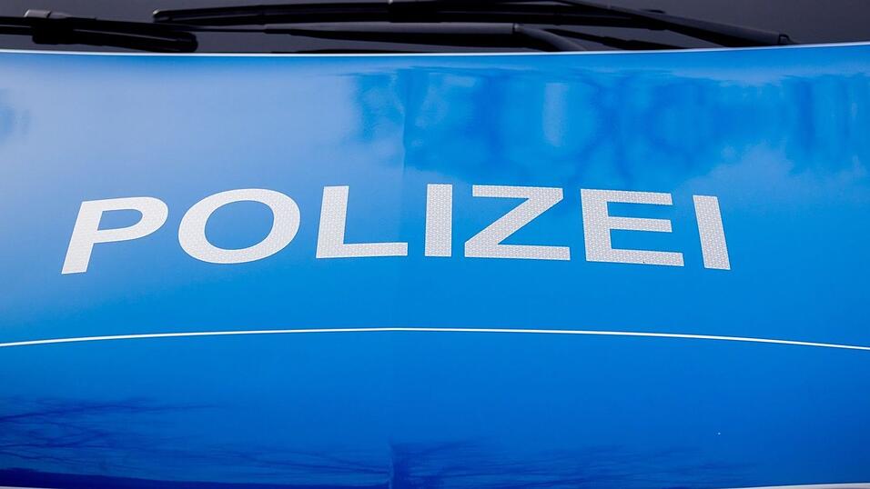 Der Polizei-Schriftzug steht auf einem Einsatzfahrzeug.