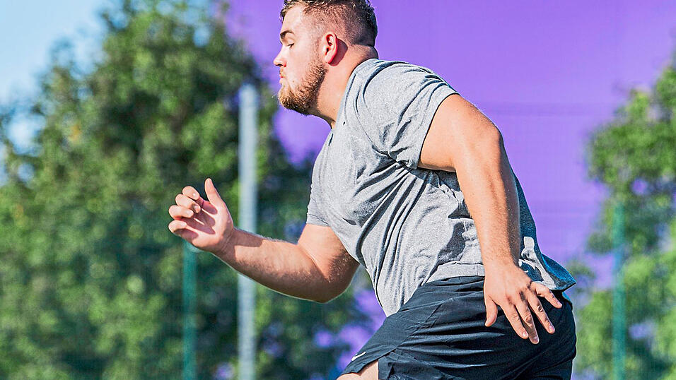 1,98 Meter gro&szlig;, 145 Kilo schwer: Wenn Offensive Lineman Dominik Ondra Fahrt aufnimmt, steht jede Defense vor einem Riesenproblem. Im IPP-Camp in London (Bild) wurde der 22-J&auml;hrige von NFL-Mitarbeitern &uuml;ber mehrere Tage hinweg gefilmt, befragt und vermessen.