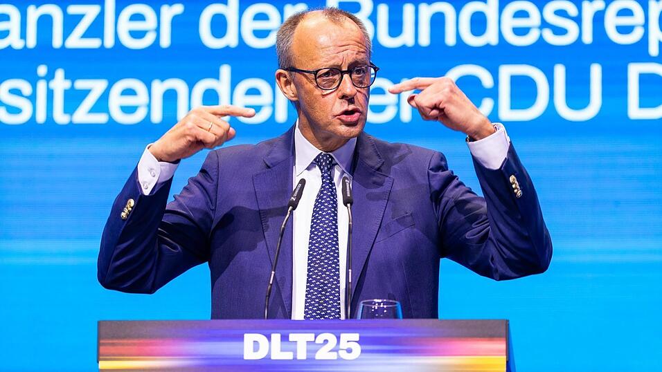 Merz hat versucht, die Junge Union mit der Aussicht einzufangen, das System der Altersversorgung müsse „noch in der laufenden Legislaturperiode neu aufgestellt werden“. Am geplanten Rentenpaket der Koalition ändert das allerdings gar nichts. Merz hat versucht, die Junge Union mit der Aussicht einzufangen, das System der Altersversorgung müsse „noch in der laufenden Legislaturperiode neu aufgestellt werden“. Am geplanten Rentenpaket der Koalition ändert das allerdings gar nichts.