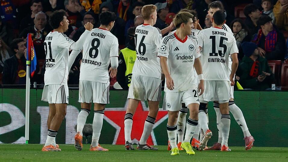 Durften vor der Pause jubeln: Die Profis von Eintracht Frankfurt. Durften vor der Pause jubeln: Die Profis von Eintracht Frankfurt.