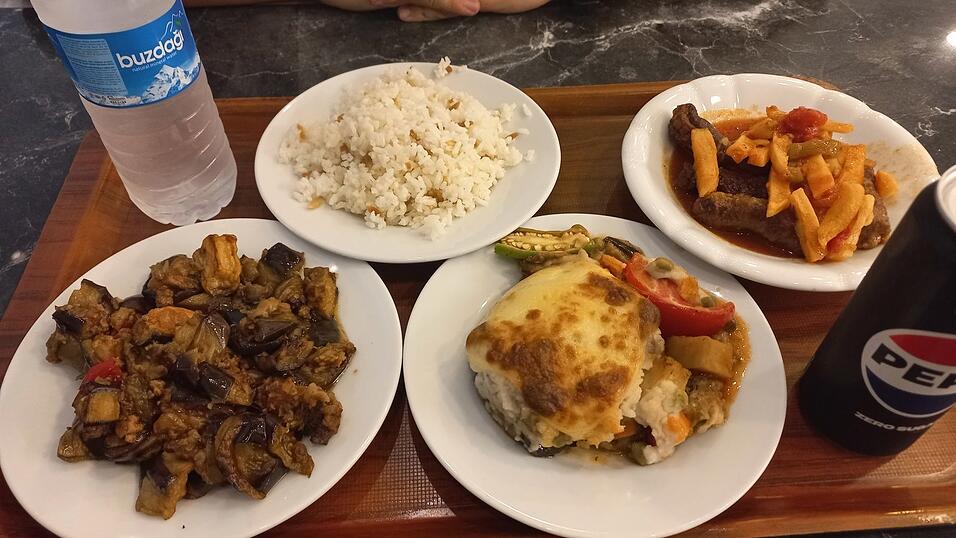 Leckeres Essen gibt es in Istanbul an allen Ecken und Enden der Stadt.