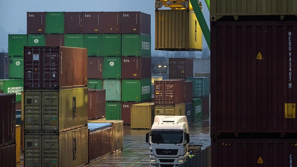 Die Wirtschaft hat sich in den einzelnen Bundesländern sehr unterschiedlich entwickelt. In Baden-Württemberg - hier zu sehen der Hafen Stuttgart - ging es nach unten. (Archivbild) Die Wirtschaft hat sich in den einzelnen Bundesländern sehr unterschiedlich entwickelt. In Baden-Württemberg - hier zu sehen der Hafen Stuttgart - ging es nach unten. (Archivbild)