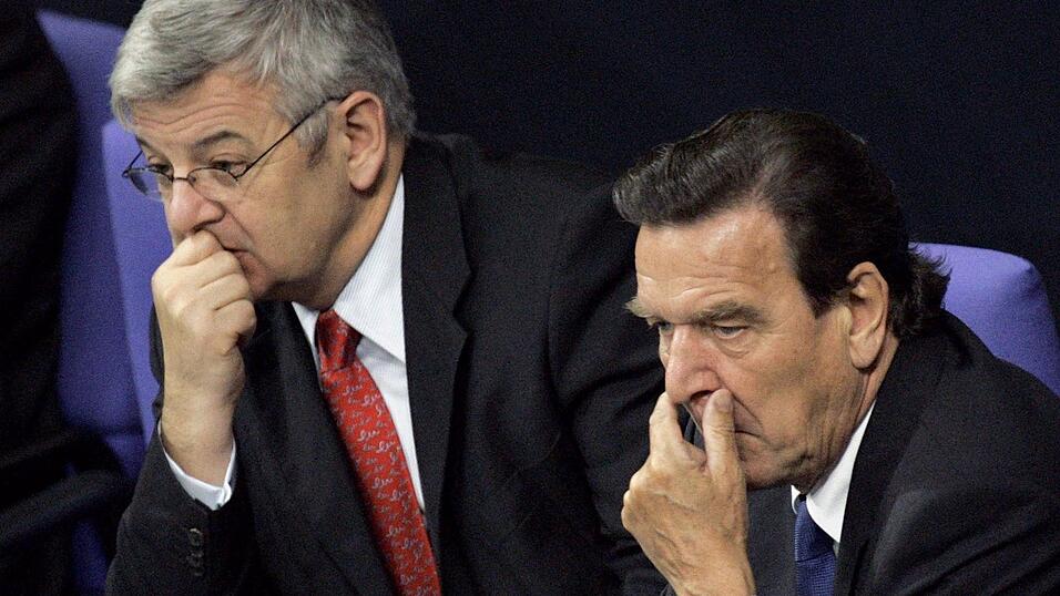 Bundeskanzler Gerhard Schröder hatte es mit noch knapperen Mehrheiten zu tun. (Archivbild) Bundeskanzler Gerhard Schröder hatte es mit noch knapperen Mehrheiten zu tun. (Archivbild)