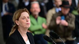 Bundesfamilienministerin Karin Prien (CDU) spricht in ihrer Rede anl&auml;sslich des gescheiterten Hitler-Attentats auch &uuml;ber ihre Familiengeschichte. Ihre j&uuml;dischen Urgro&szlig;m&uuml;tter wurde im Vernichtungslager Sobibor ermordet.