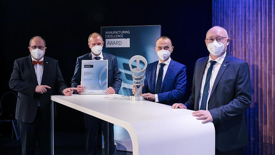 Gratulation zum Gesamtsieg nach der Zeremonie in Bremen (v.li.): Prof. Thomas Wimmer (Vorsitzender MX-Jury), Robert Peter (Leiter RSPS in Teisnach), Johann Kraus (ehemaliger Werkleiter in Teisnach) und Michael Loibl (interimistischer Werkleiter). Gratulation zum Gesamtsieg nach der Zeremonie in Bremen (v.li.): Prof. Thomas Wimmer (Vorsitzender MX-Jury), Robert Peter (Leiter RSPS in Teisnach), Johann Kraus (ehemaliger Werkleiter in Teisnach) und Michael Loibl (interimistischer Werkleiter).