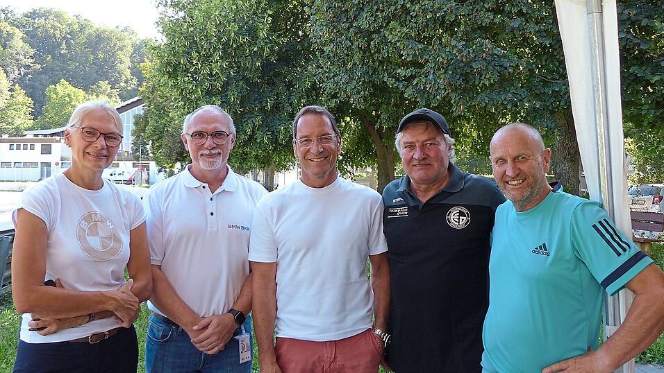 Christine Petrasch, Thomas Linzmeier, Georg Scheuerle vom TVD, Hans Wimmer vom FCD und Sporttrainer Ralf Steikowsky freuen sich, dass das Angebot so gut angenommen wird.