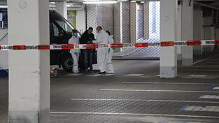 Die Spurensicherung nach dem Fund in der Tiefgarage.