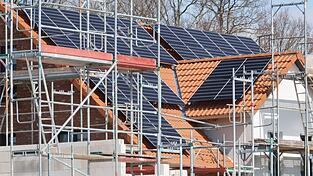 Vor allem in Neubaugebieten lassen sich viele Häuslebauer gleich auch eine Photovoltaikanlage aufs Dach bauen. Die Einspeisevergütung ist ihnen aber laut Bundeswirtschaftsministerin Katherina Reiche nicht mehr lange sicher.