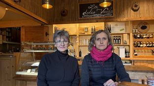Gabrielle Hermann-Kollig (l.) und Anna-Maria Fuchs im Kulturcafé Hinkofer.