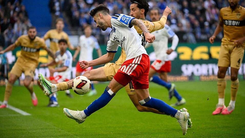 Hamburgs Fabio Vieira flankt den Ball auf das Stuttgarter Tor. Hamburgs Fabio Vieira flankt den Ball auf das Stuttgarter Tor.