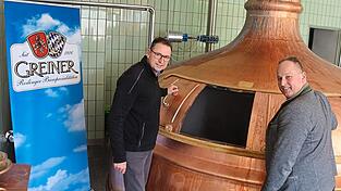 Im Sudkessel der Schlossbrauerei Naabeck kocht die W&uuml;rze f&uuml;r das Greiner-Festbier. Braumeister Eric Kulzer und Vertriebsleiter Stephan M&auml;ndl (rechts) sind &uuml;berzeugt, dass der Gerstensaft auch heuer durch seinen vollmundigen Geschmack bestechen wird.