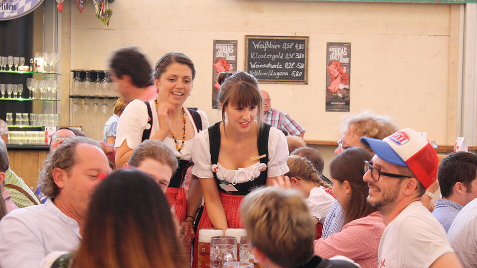 Bedienung Andrea (hinten links) zeigt Sophie, wie es geht. Andrea studiert Psychologie - und in kaum einem Nebenjob lernt man so viel über Menschen wie als Bedienung am Volksfest. Bedienung Andrea (hinten links) zeigt Sophie, wie es geht. Andrea studiert Psychologie - und in kaum einem Nebenjob lernt man so viel über Menschen wie als Bedienung am Volksfest.